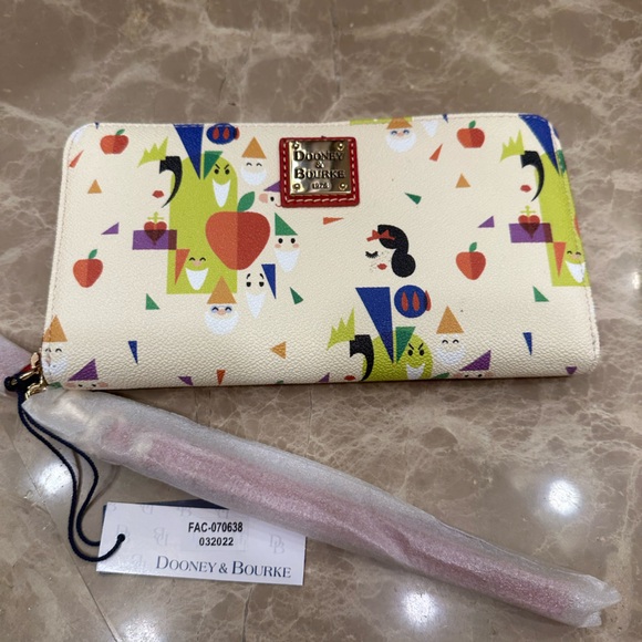 Dooney & Bourke NWT Snow White 85th Anniversary Wallet FAC-070638 - Picture 1 of 4